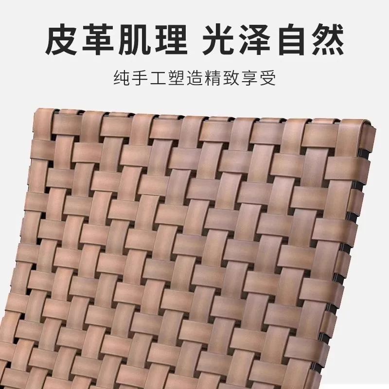 Combinação simples de sofá, mesa e cadeira de vime para exterior e casual