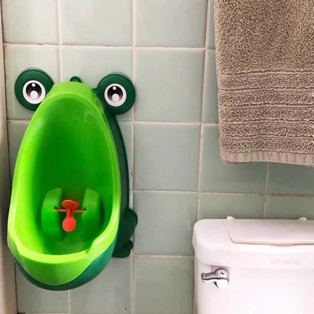 قعادة مبولة للأطفال على شكل ضفدع كرتوني للأولاد أداة تدريب مثبتة على الحائط مع تصميم طاحونة هوائية قعادة واقفة للأولاد ومدرب تبول المرحاض