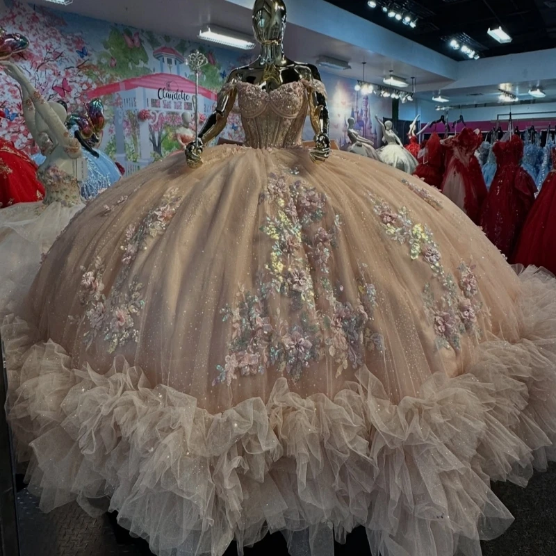 Champagner glänzende Quinceanera-Kleider, Ballkleid, schulterfrei, Applikation, Spitze, Perlenstickerei, Kristallkorsett, abgestufter Tüll, Party, Geburtstag
