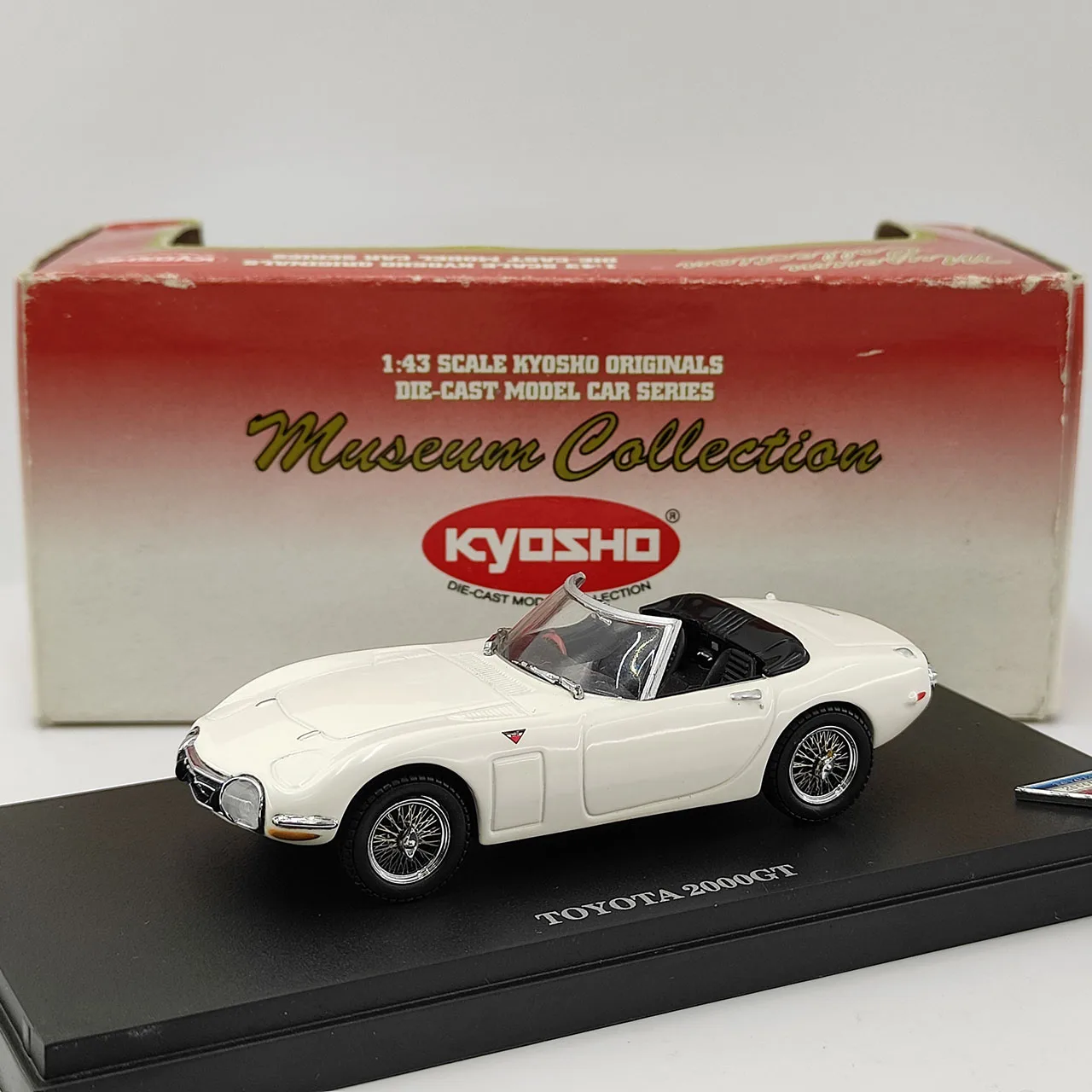 

Коробка с потрескавшейся краской, дефект поверхности, масштаб 1:43, TOYOTA 2000GT, открытая модель автомобиля из сплава
