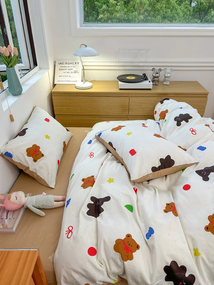 Happy Bear Bedding Set with Cute Cartoons, 100% Cotton, 1 Duvet Cover, 2 Pillowcases for a Joyful Sleep