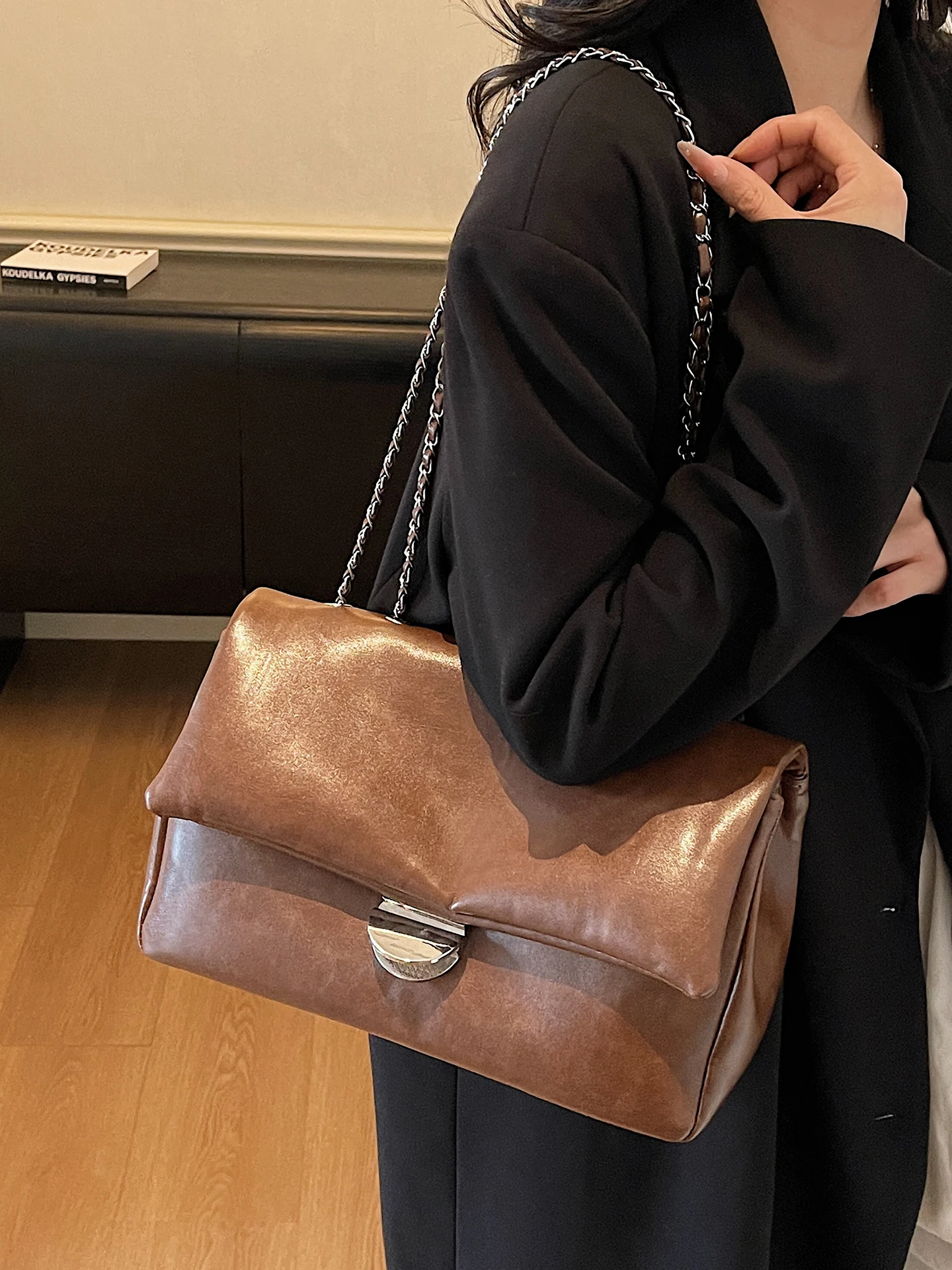 

Autumn Winter Versatile Oil Wax Leather Large Handbags for Women Vintage Chain Tote Bag Texture Soft PU Underarm Bags