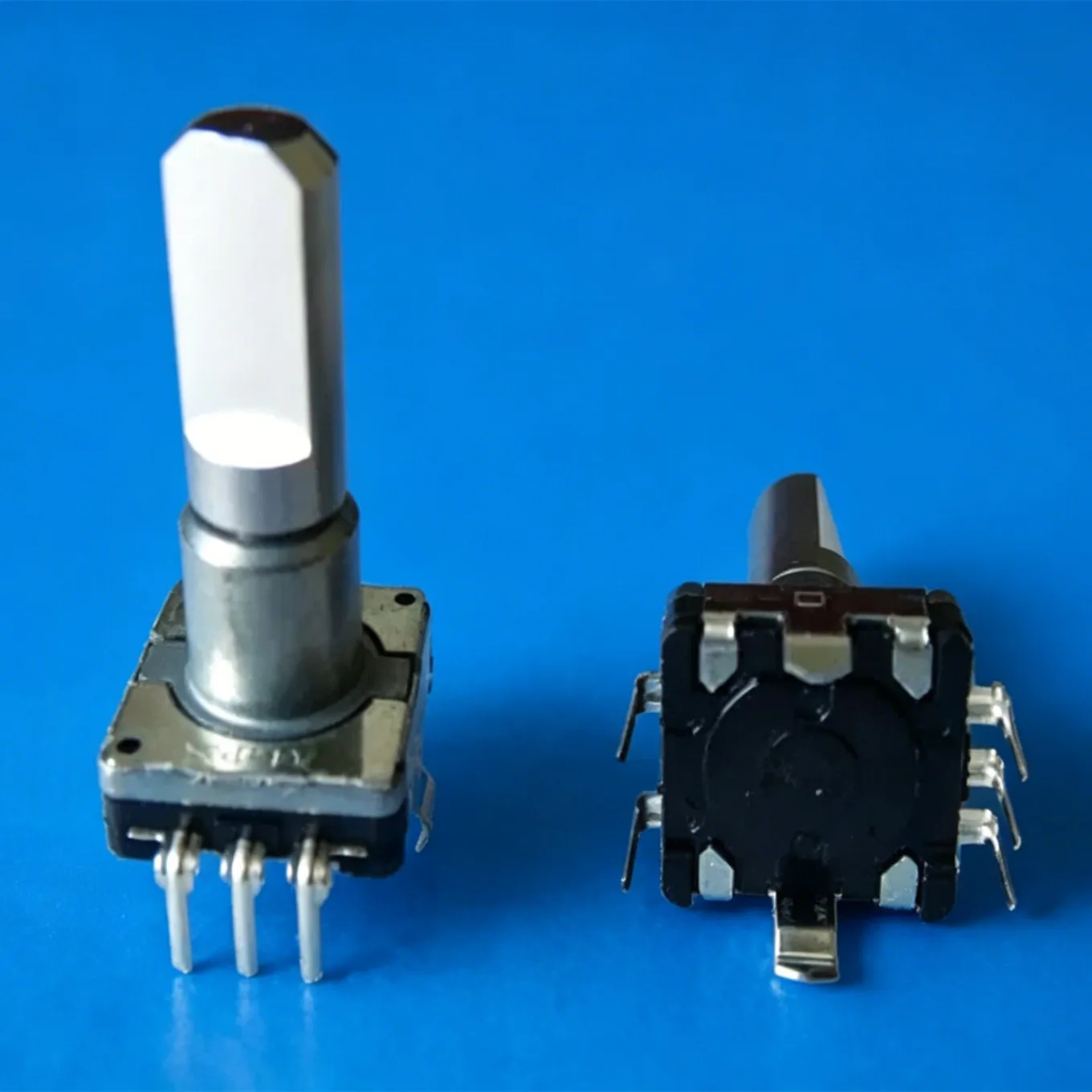 Original New 100% EC11L1525E05 Audio Encoder With Switch 30-Positioning 15-Pulse Axis Length 20MM