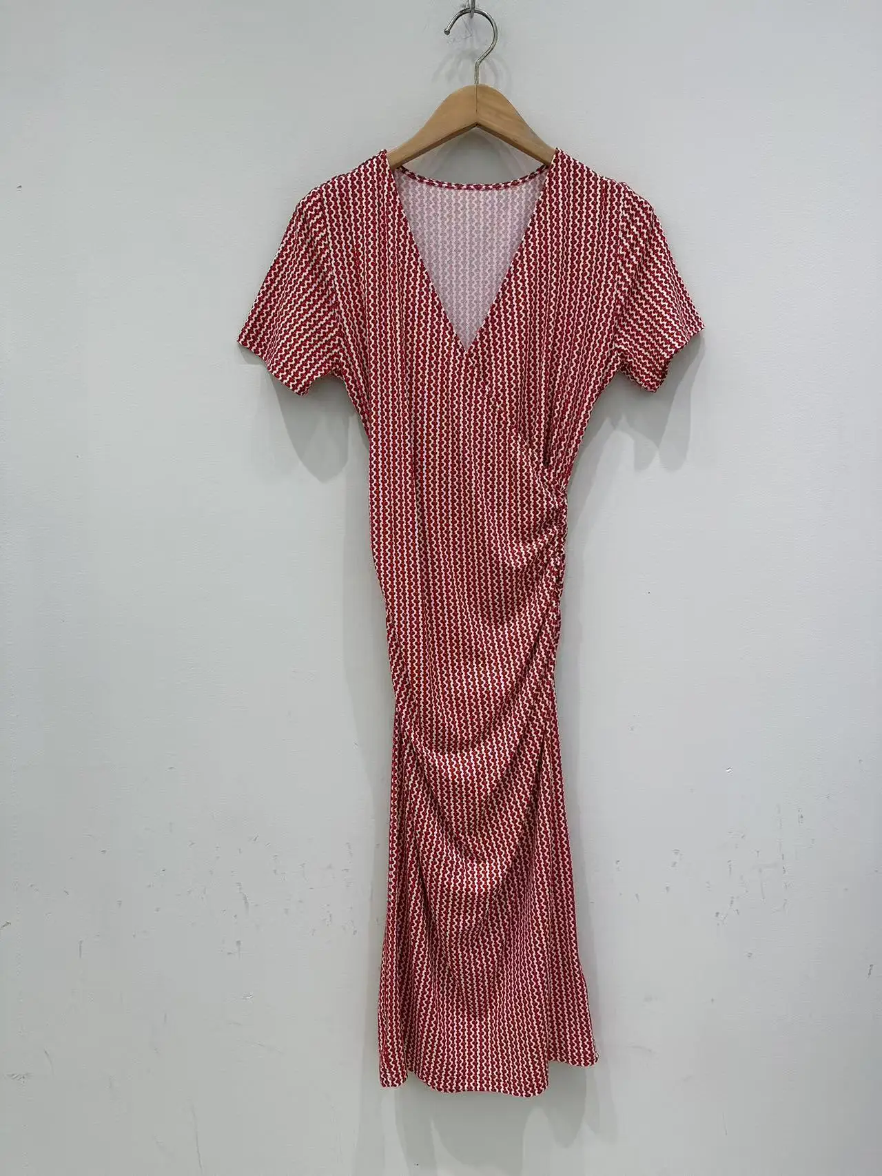 

French Romance 2025 Summer New sweet V-neck printed short-sleeved elastic, slimming and body-hugging dress