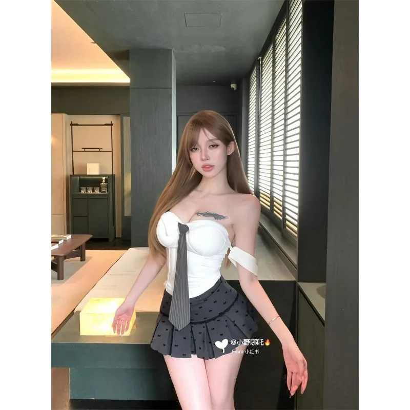 セクシーなツーピーススーツ、スリムフィットの襟付きタイベストとハイウエストプリーツスカート、セクシーなコントラストカラーのブラジャー、女性のための夏のトレンド