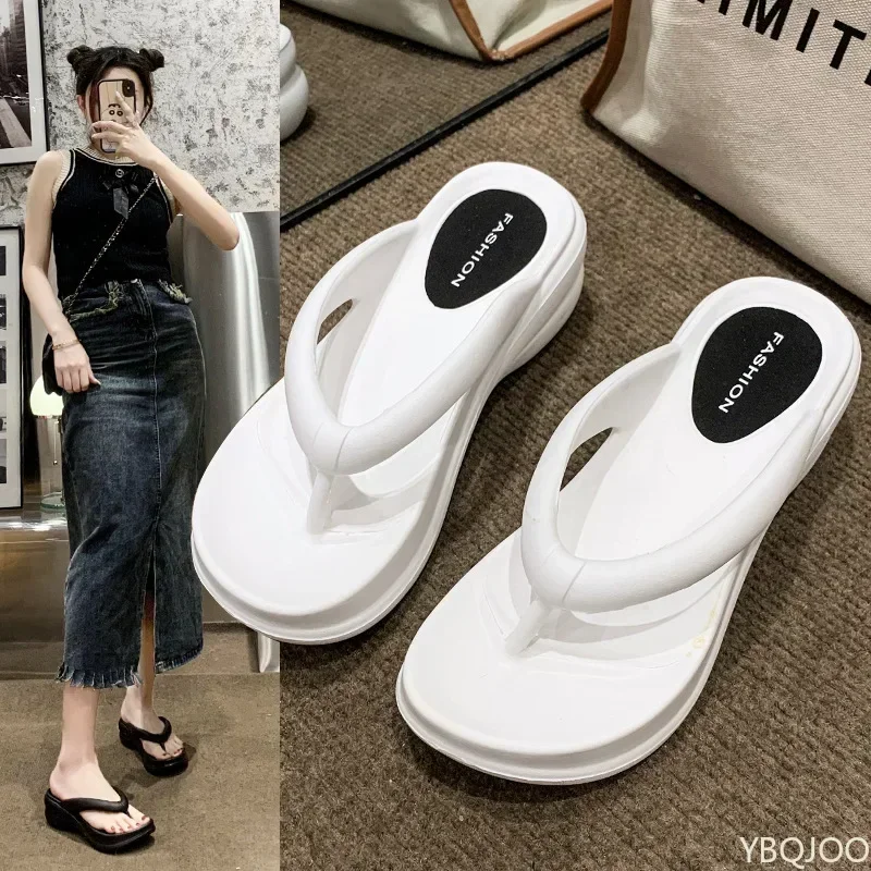 Sommermode Neue Dicksohlige Pantoffeln Flip-Flops Strand Rutschfeste Outdoor-Sandalen Modische Schwammkuchen-Clip-On-Pantoffeln 2026 – Detail 2