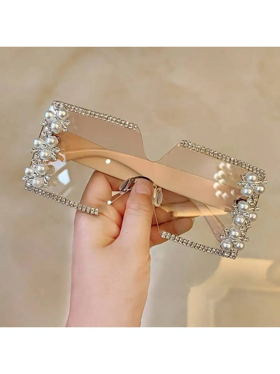 Everyday Street-Style Glasses With Square Frames Accented By Delicate Pearls And Transparent Gradient Orange Lenses