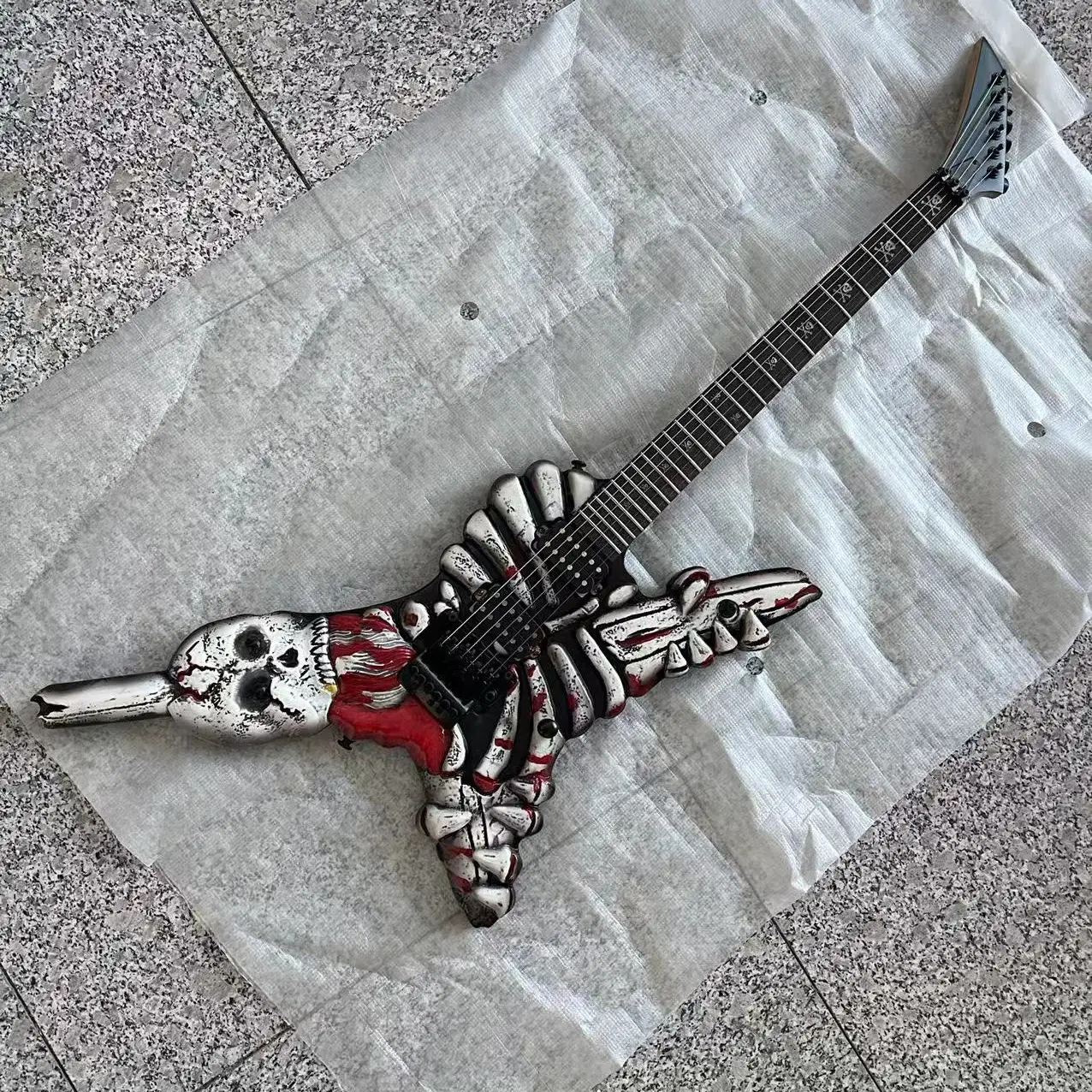 En stock, guitarra eléctrica con calavera de llama de 6 acordes, cuerpo dibujado a mano, imágenes de envío reales, pedido enviado inmediatamente