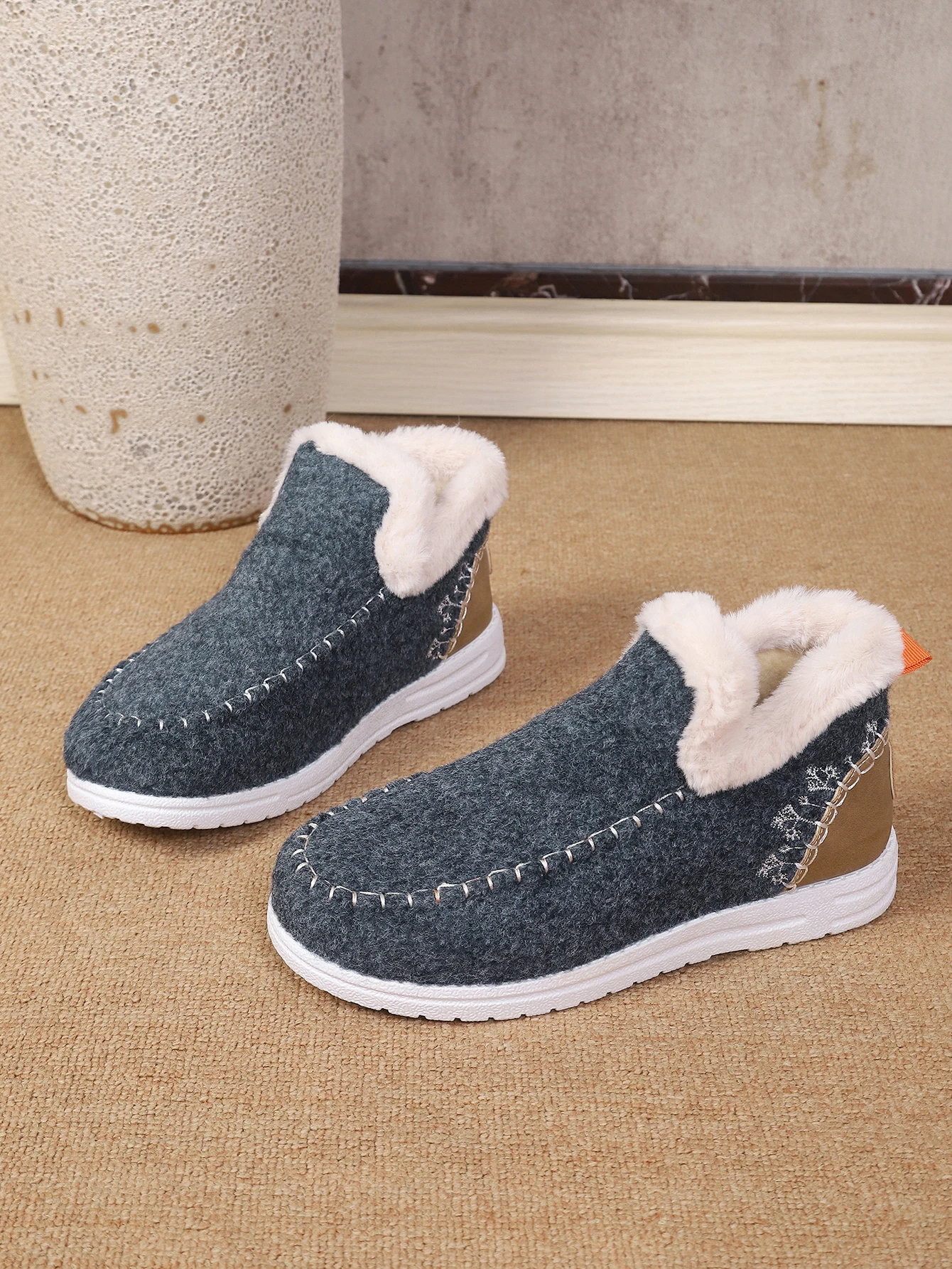 Damen Winter Slip-On Stiefeletten mit Flauschigem Kragen, Weichem Filz, Warmem Fleecefutter, Flach, Rutschfest, Leicht, für den Alltag, Schneestiefel – Detail 30