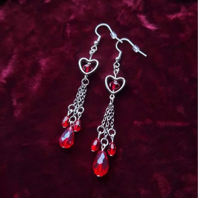 Gothic-Style Swinging And Bleeding HeartShaped Earrings With Unique Style. Women's Earrings Suitable As Party Gifts.