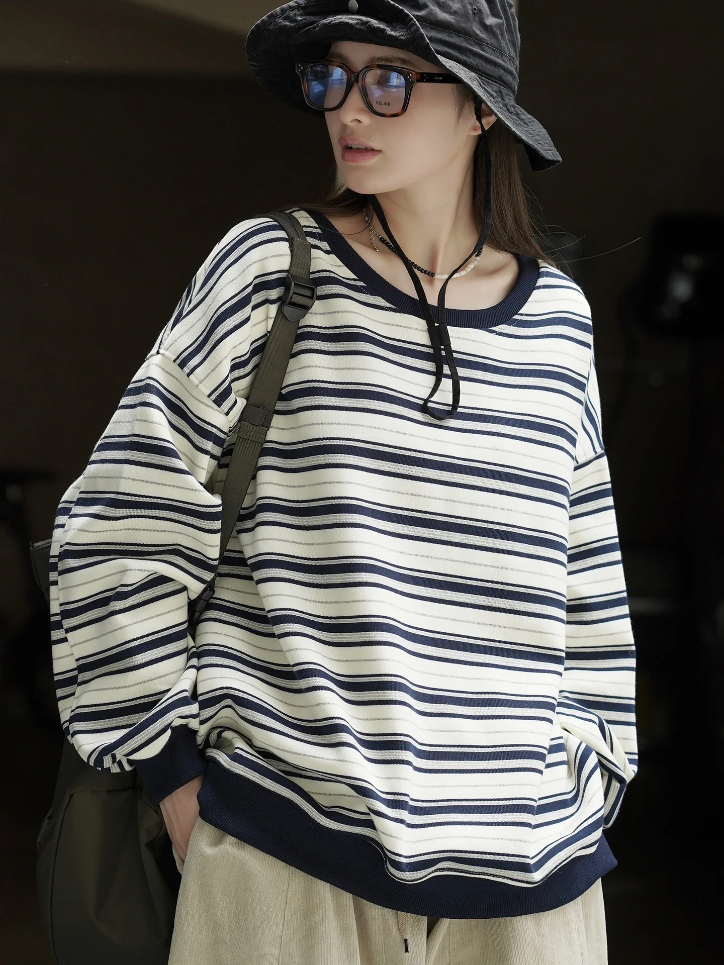 Otoño nuevo japonés moda y fresco contrastante ropa deportiva de rayas gruesas silueta suelta top para mujeres