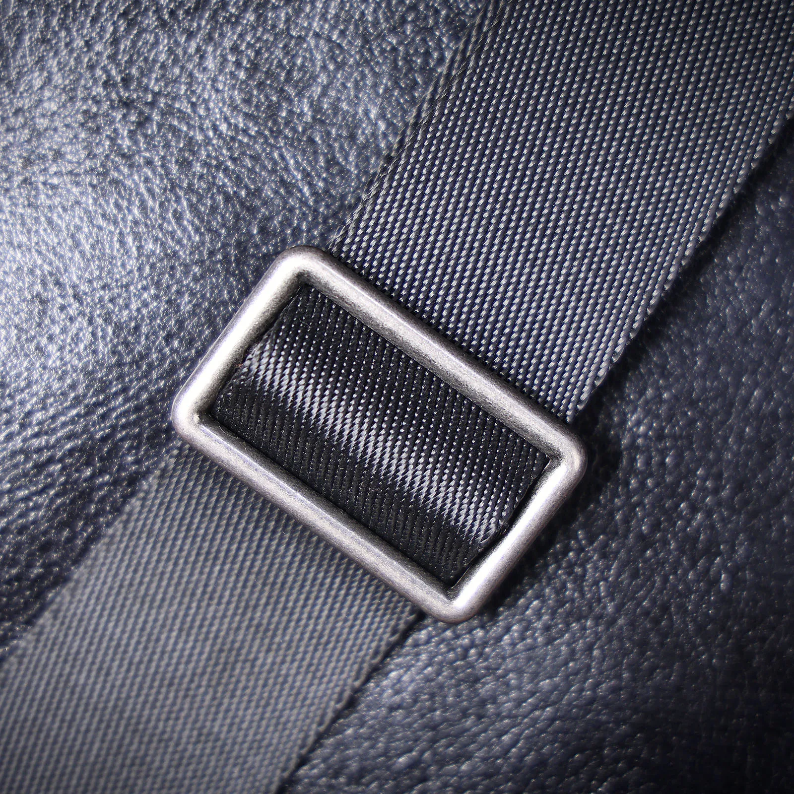 Echte Leder-Brusttasche für Herren, Casual-Umhängetasche aus Rindsleder, Modische Handyhülle, Pflanzlich gegerbtes, gerafftes Leder – Detail 13