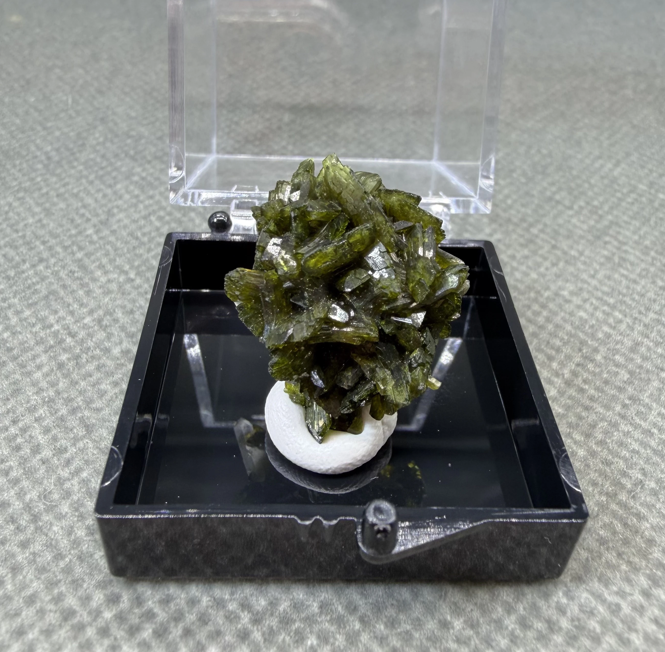 Natural Epidote Crystal Cluster Green Prismatic Mineral Specimen Home Decor