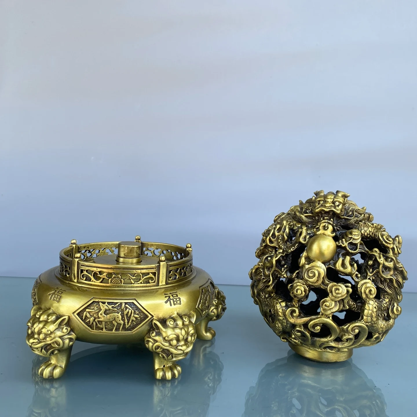 Old Brass hollowed-out Dragon statue ball Fortune smiles upon someone. Beast head quadrupedal base Wenfang screen Amass wealth