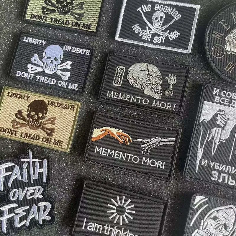 Inspirierendes Emblem, Memento Mori, Glaube über Angst, Bleib positiv, gib nie auf, gestickte Applikation, Moralabzeichen, taktische Patches – Detail 6