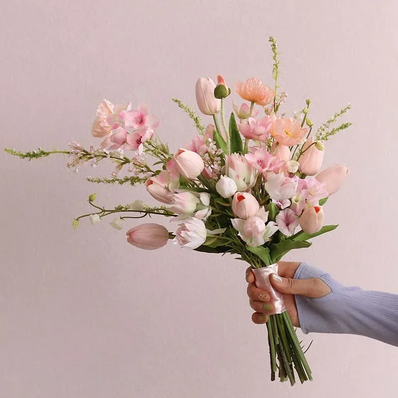 

Artificial flower cosmos hand bouquet silk flower tulip photo bouquet wedding outdoor bride shooting props