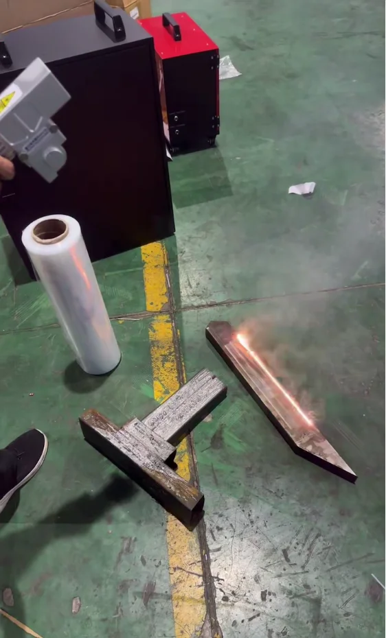 Mesin Pembersih Laser Serat Penghilang Karat Baja Kontinu Berpendingin Air 3000W 1500W BWT Laser Cleaner Alat Penghilang Karat Logam