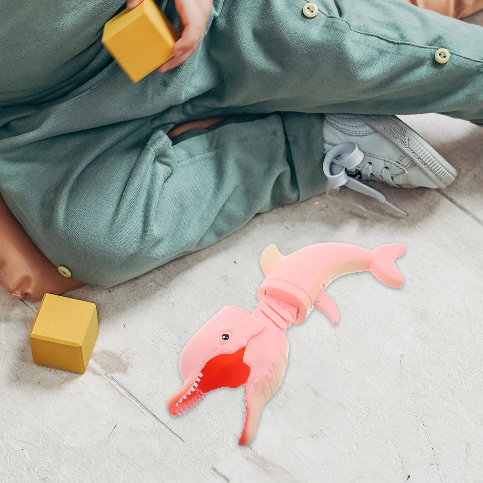

Tricky Toys Retractable Claw Grabber Kids Prank Abs Animal Shooter Craftsmanship Creative Design Spring Mechanism