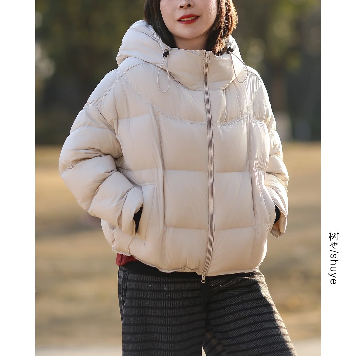 

Ультралегкая укороченная женская зимняя куртка-пуховик: простая, стильная, очень теплая, с 90% белым утиным пухом