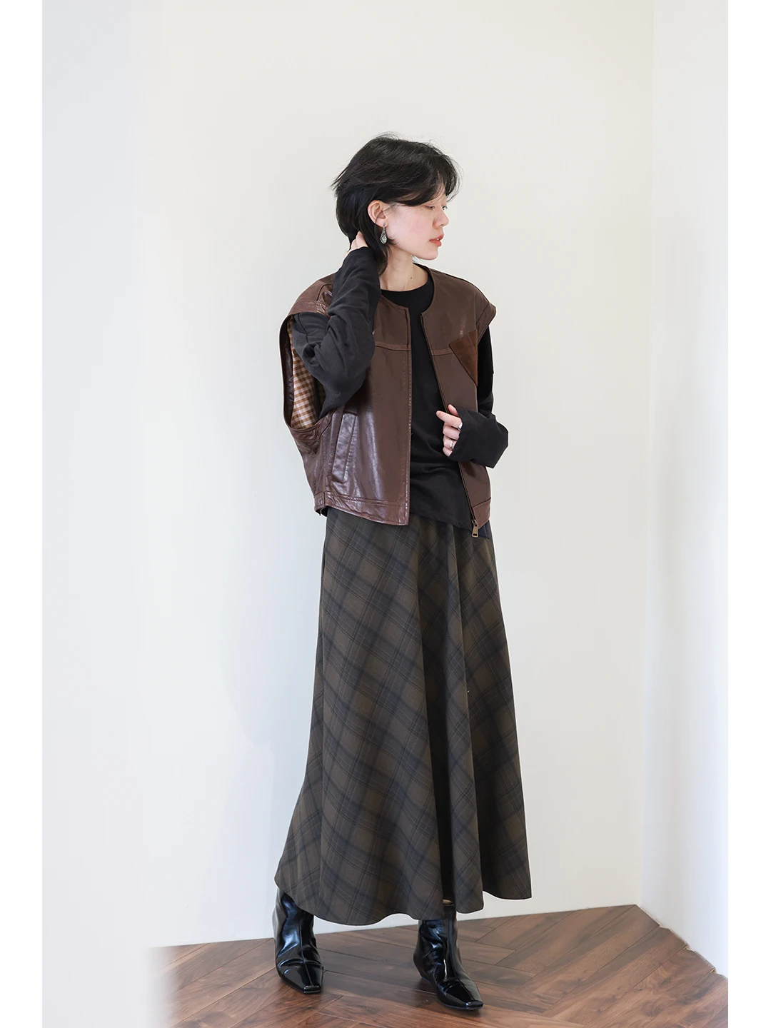 Colete Feminino de Couro Genuíno de Pele de Carneiro Macio Marrom, Ajuste Confortável, Fechamento com Zíper, Sem Marca, Estilo Urbano