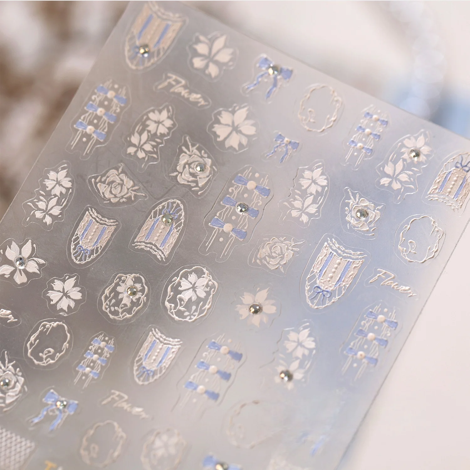 Lila Blumen-Nagelaufkleber 5D Hellpurpur mit Silberfaden, Schildförmige Blumenreliefs, Ovale Ausschnitte, Blütenbogen, Spitzen-Nagelsticker