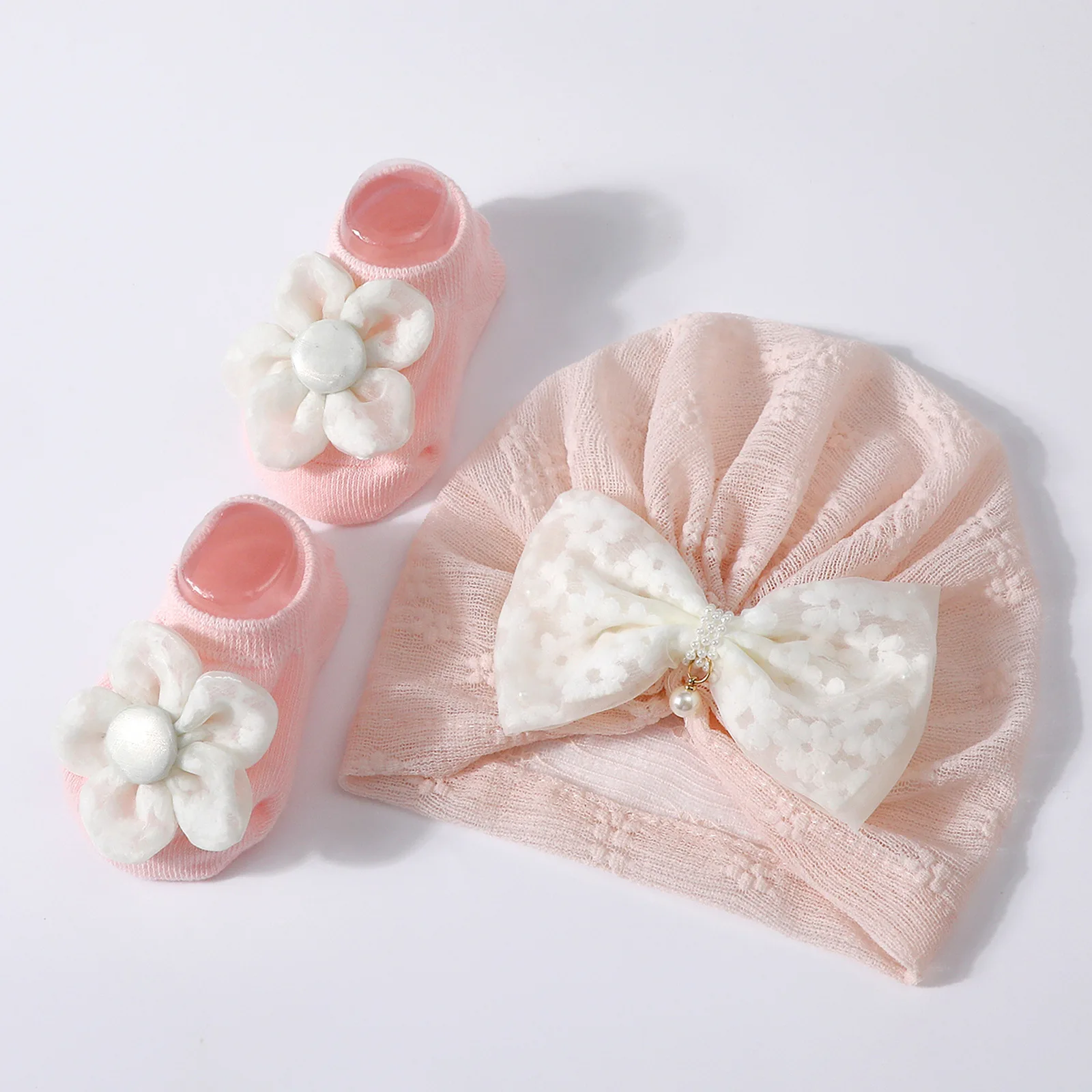 

2pcs Baby Girls Lace Bow Pearl Turban Hat with Floral Socks Set Sweet Hollow Breathable Children Princess Headwrap Cap for 0-12M