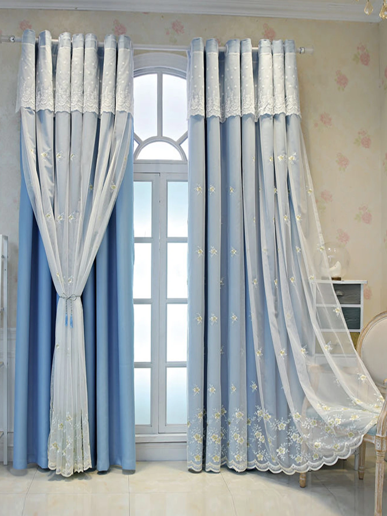 Leichte, luxuriöse High-End-Wohnzimmer-Relief-gestickte Vorhänge im europäischen Stil, Schlafzimmer-Erkerfenster, vom Boden bis zur Decke reichend