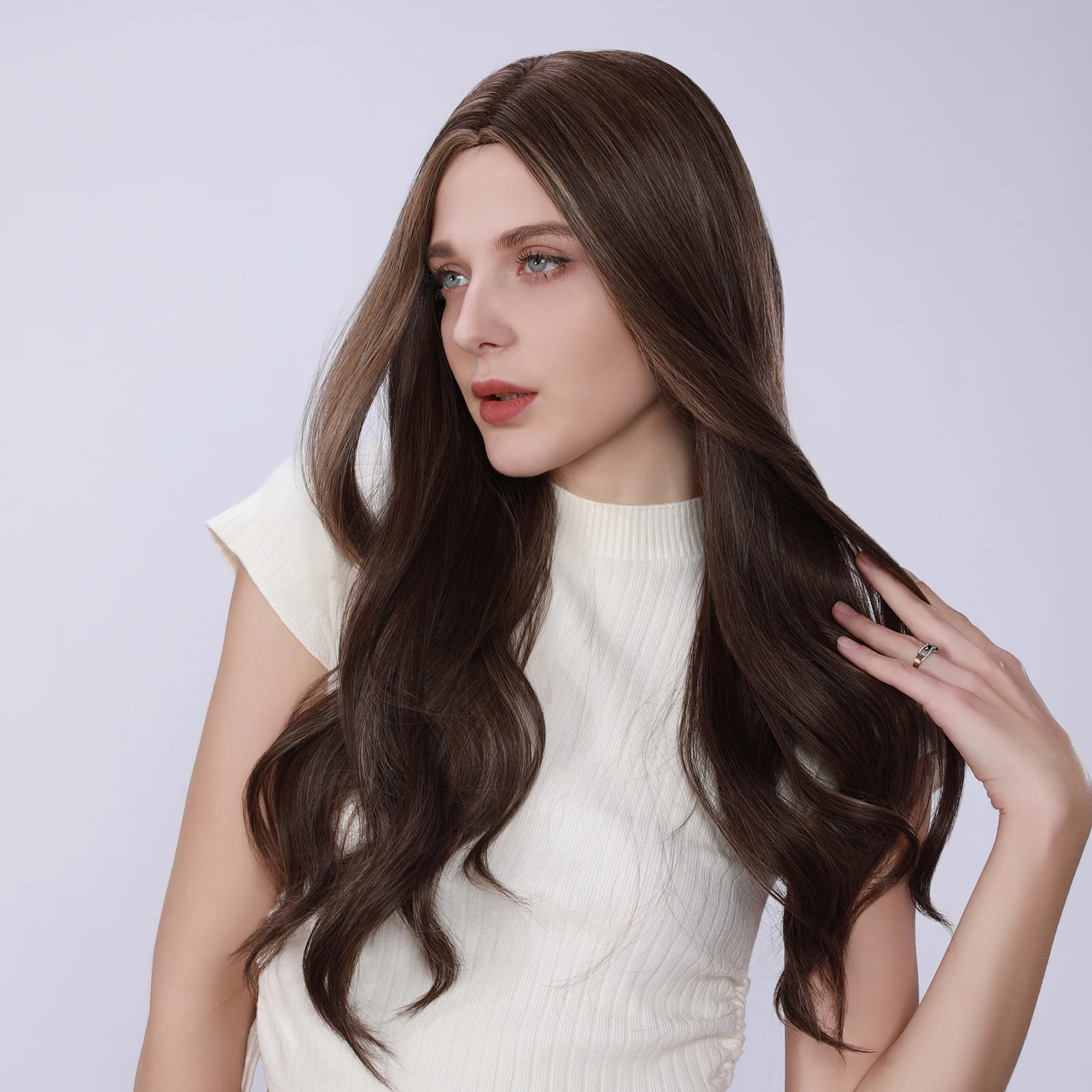 

1 женский парик, выполненный из термостойкого синтетического волокна, создающий естественный объем.