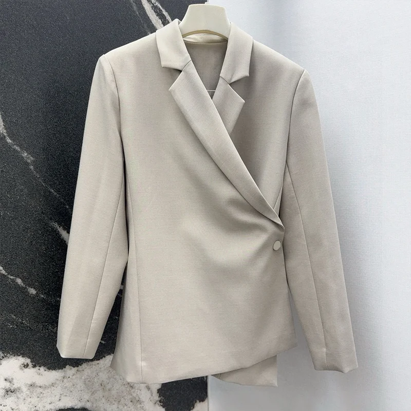 

Высококачественный асимметричный плиссированный женский пиджак с наклонным вырезом, корейская версия простого пальто 25100182