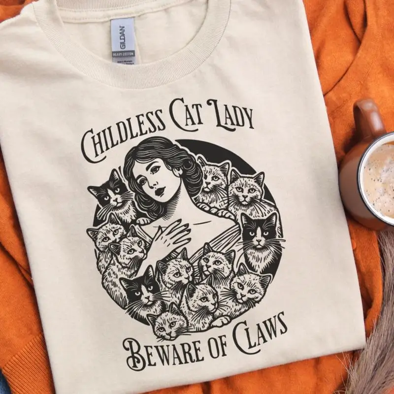 تي شيرت سيدة القطة بدون أطفال كامالا هاريس للسيدات هو التصويت #1