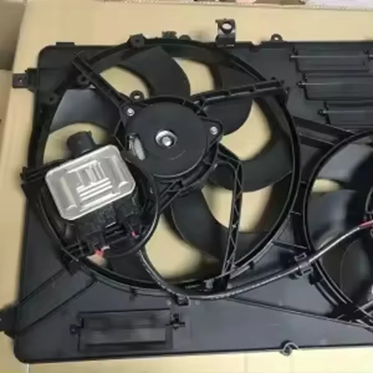 OE LR044833 LR100366 For Land Rover Range Rover Evoque 2.0/ Sport 2, Discovery Sport (secondary fan and false fan) Radiator fan