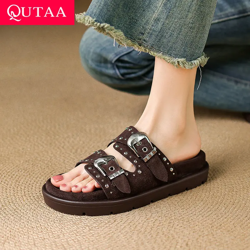 

QUTAA 2025 ZA модные женские сандалии, тапочки из коровьей замши на плоской подошве, женские летние повседневные туфли с круглым носком и заклепками, размер 34-40