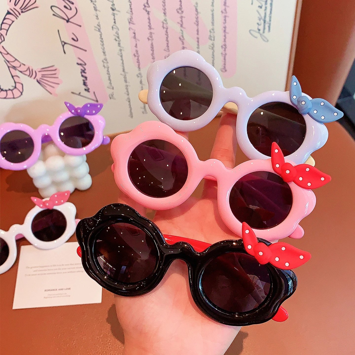 2026 Neue Niedliche Wolken-Rahmen Polka Dot Schleife UV400 Kinder-Sonnenbrille Weiches Silikon Ohne Gesichtsschäden Sonnenbrille für Baby-Mädchen und Kleinkinder – Detail 4