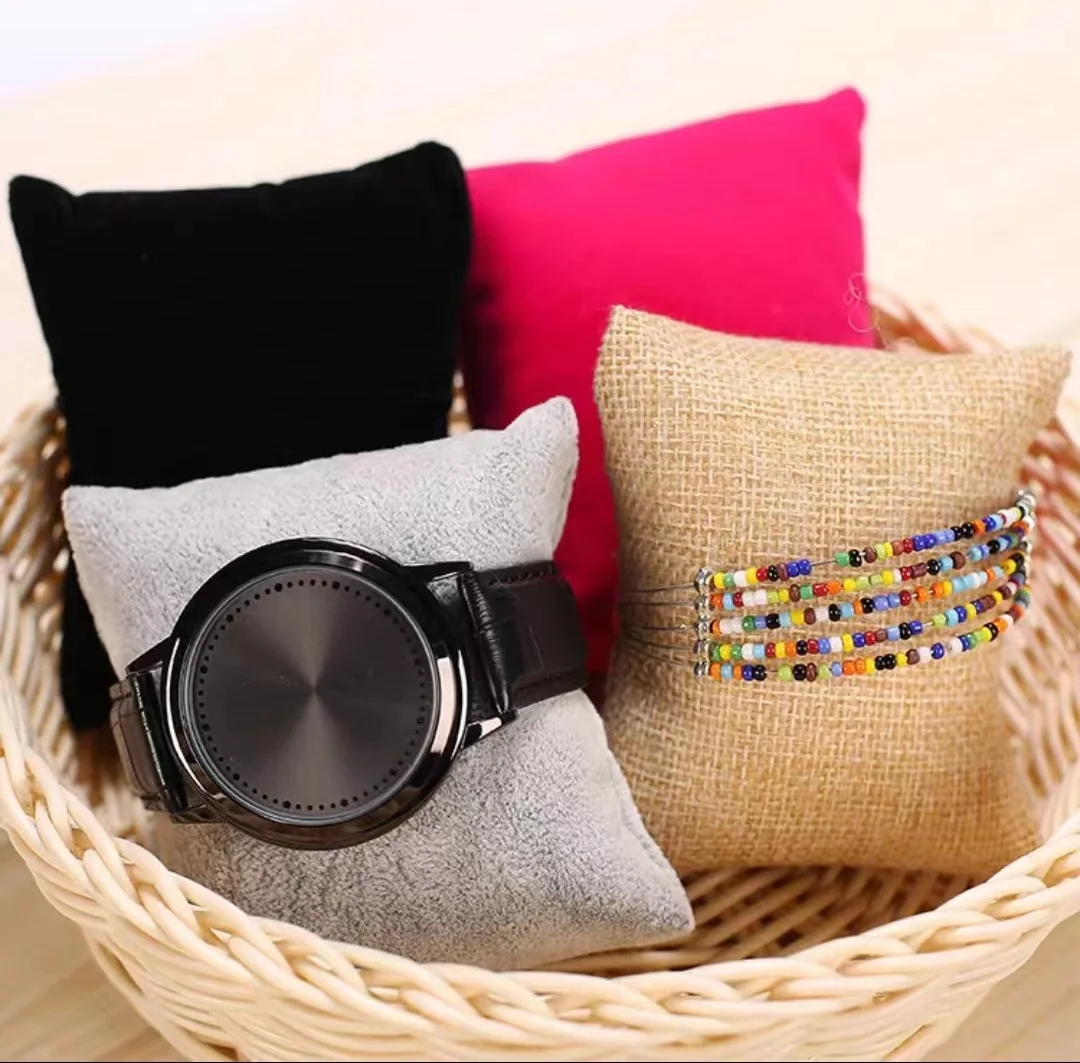 

A single flannel watch is placed to store a small sponge pillow decoration, a beaded bracelet with an inner support, and a cushi