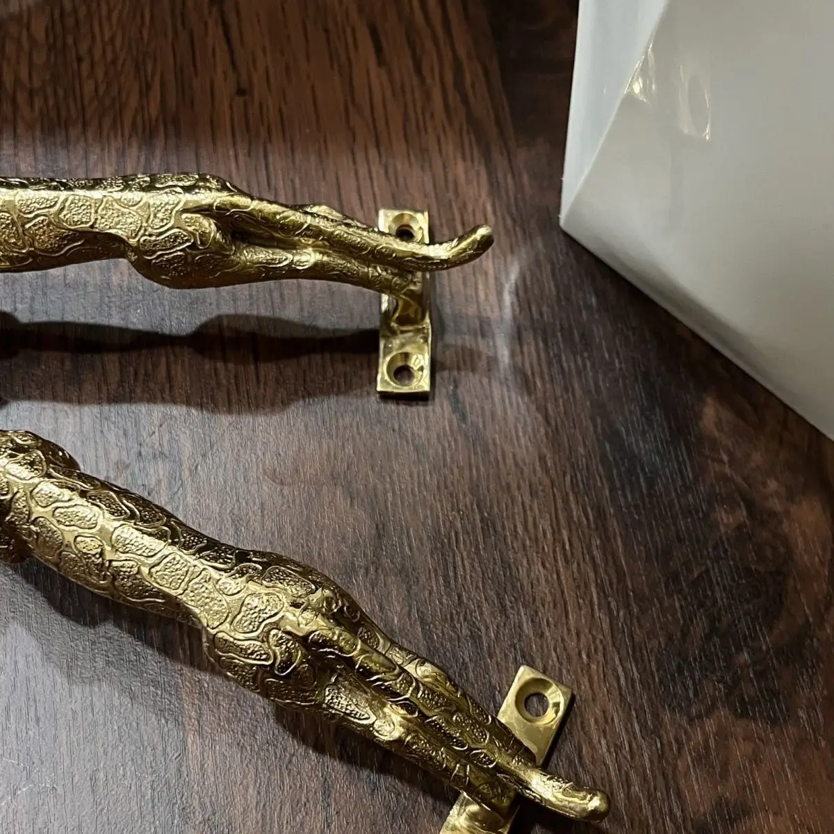 Indian Handmade Brass Jaguar Pull Handle Modern Light Luxury Surface Mount Hardware Cabinet Drawer Living Room Decor