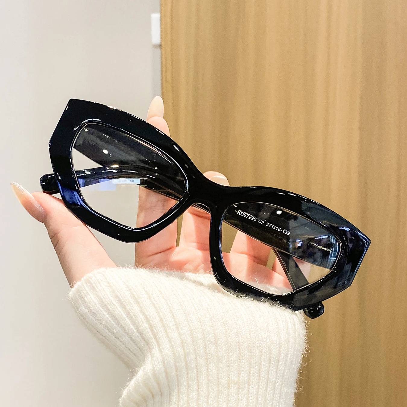 1 Pair of Women's Stylish Black Spliced Cat-Eye Full-Frame Glasses, Retro, Bold, Unique, and Fashionable Women's Non-Prescription Glasses, Suitable for Street Photography, Check-Ins, Girls' Gatherings, Casual Wear, and Store Visits