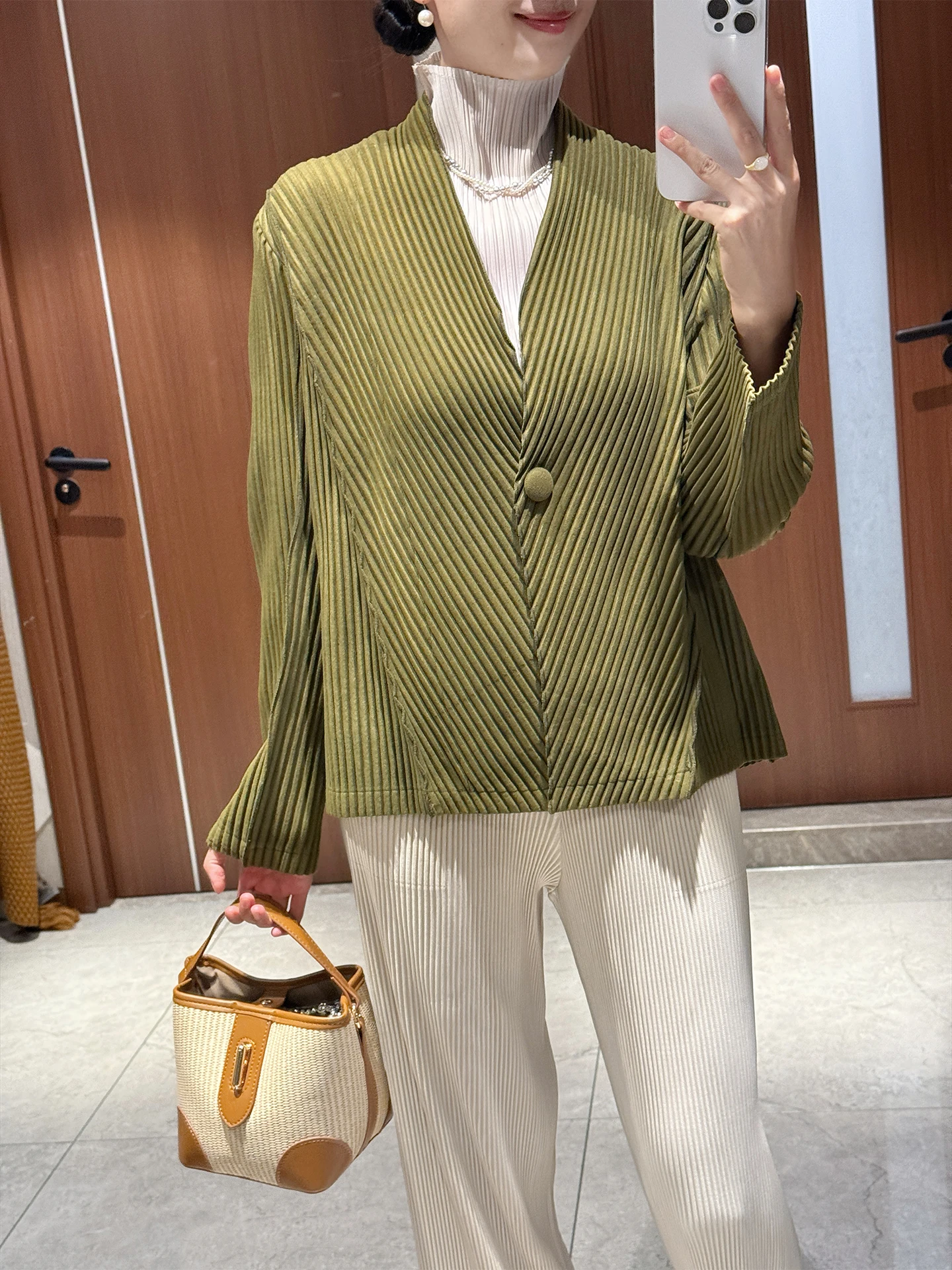 

2026 весеннее новое женское пальто, однотонное повседневное женское пальто с v-образным вырезом и длинными рукавами на одной пуговице, эластичное с морщинами