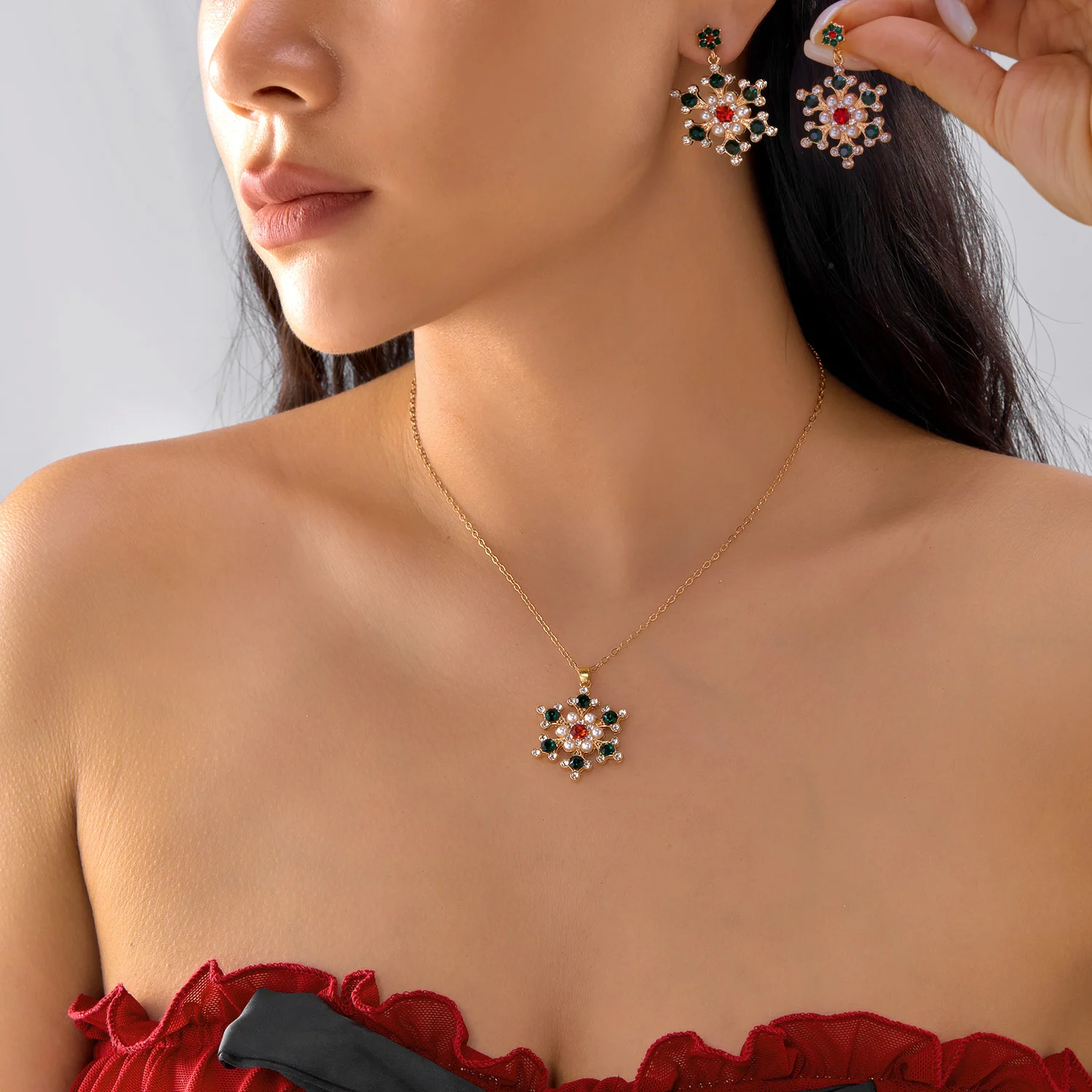 Modisches Weihnachts-Schneeflocken-Anhänger-Halsketten- und Ohrring-Set für Damen, Kristall-Zirkon-Perlen-Ohrhänger, Choker-Schmuck – Detail 2