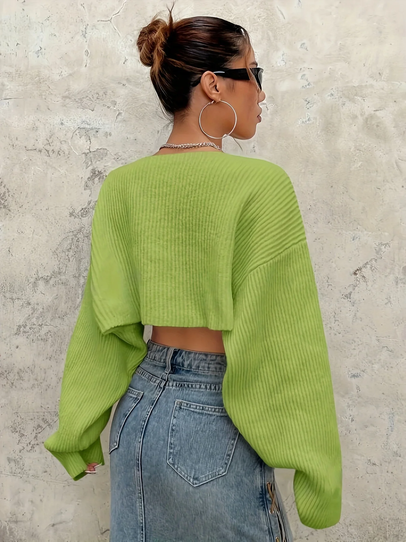 The 2024 new dropped-sleeve open placket cropped top does not come with a bandeau top