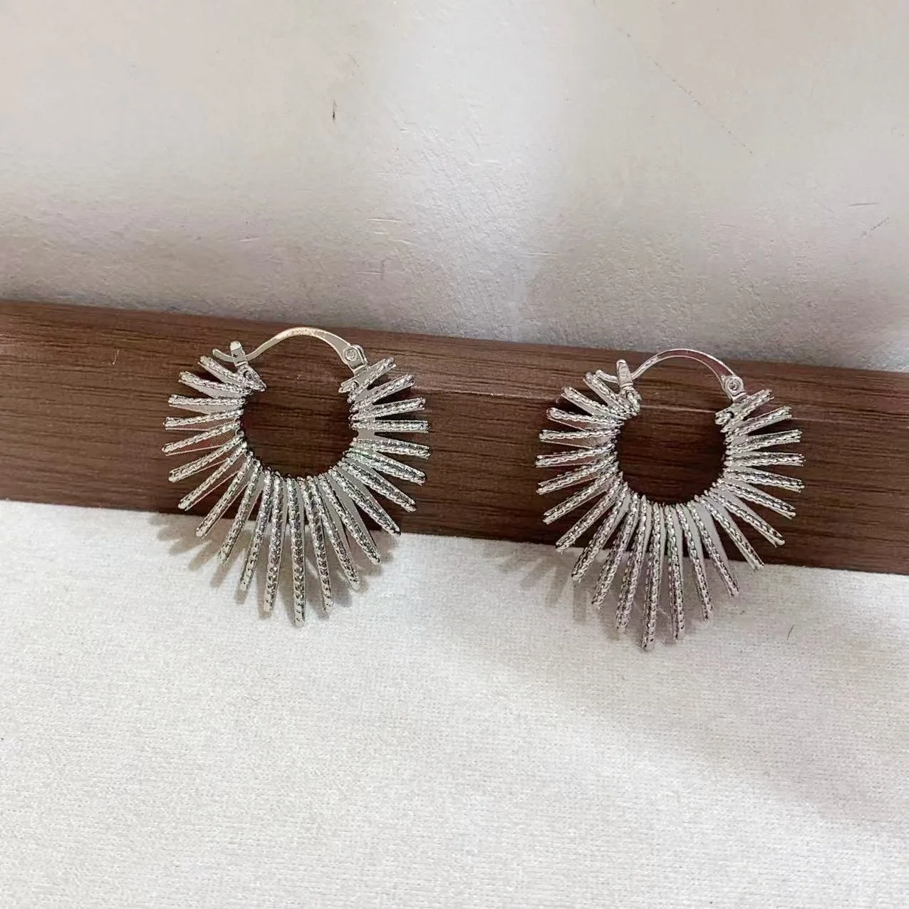 New Sight Design Luxury Metal Geometric Stud Earrings for Women Fashion Brand Brand Jewelry Punk Style Earrings