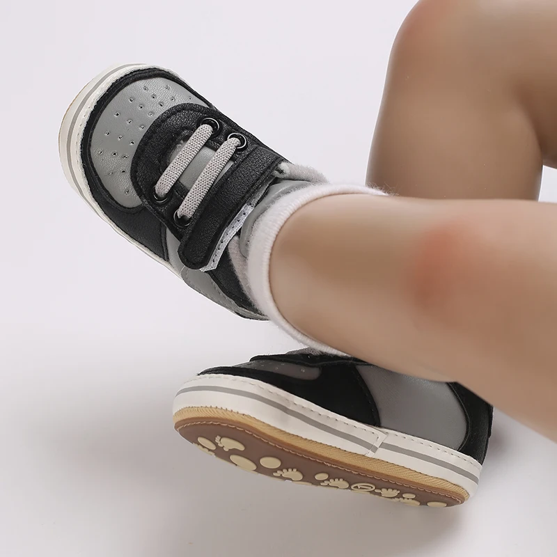 الربيع والخريف نمط 1 سنة طفل لينة سوليد المضادة للانزلاق أحذية رياضية للرجال والنساء مع مشبك حذاء طفل والمشي