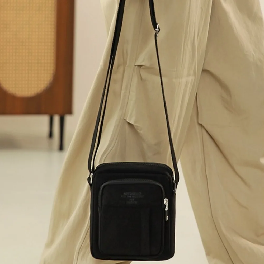 حقيبة كتف كاجوال من النايلون بلون سادة متعددة الطبقات خفيفة الوزن في منتصف العمر على الطراز الكوري حقيبة كروس متعددة الجيوب يوميًا