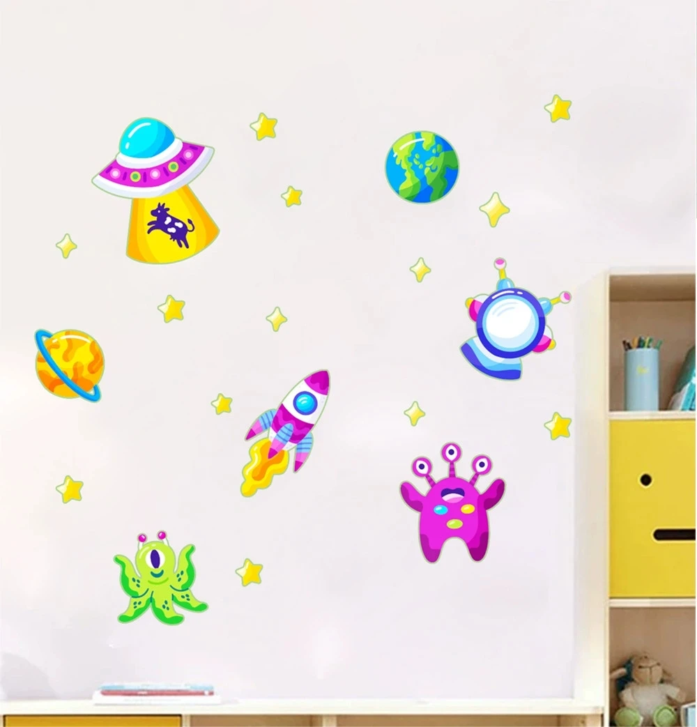 ورقة واحدة من ملصقات الفلورسنت المتوهجة في الظلام تتميز بالقمر والنجوم والفضاء ورسوم الرسوم المتحركة لرائد الفضاء، وشارات ديكور غرفة الأطفال