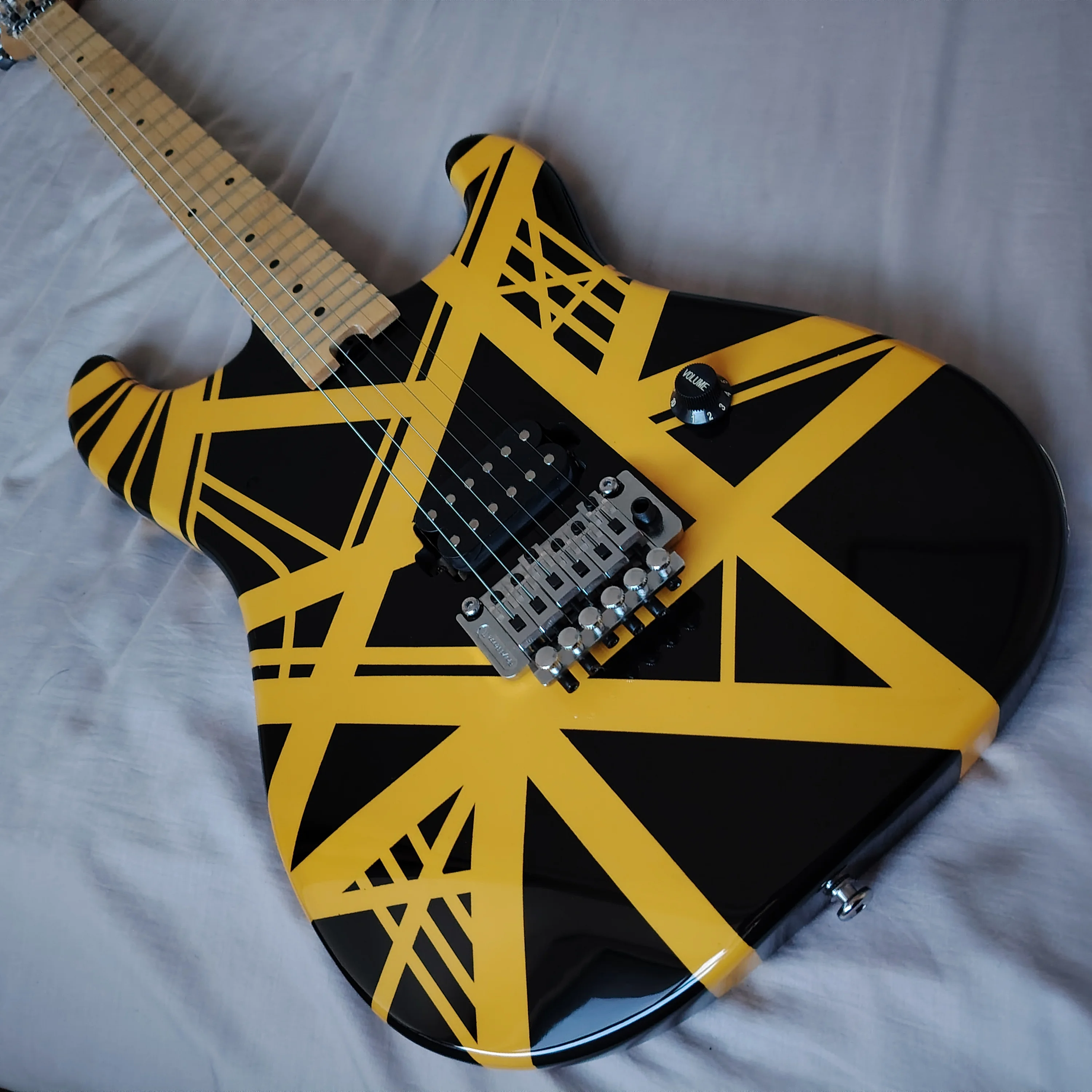High quality yellow line electric guitars, nickel chromium hardware, Floyd vibrato system guitars in stock, fast shipping