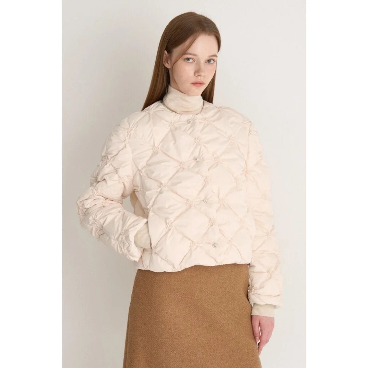 スリム効果のある軽量ダウンコート、刺繍入り、通勤にも使える万能アウターコート