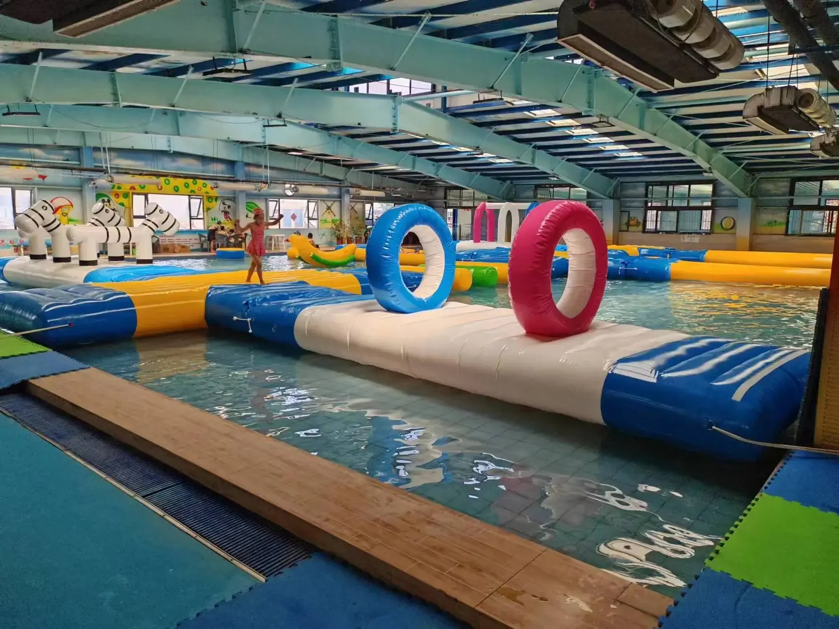 Parque aquático inflável interno e externo para crianças e adultos, obstáculo flutuante para esportes aquáticos para parques aquáticos, produto fabricado