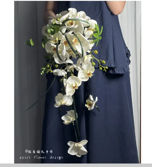 Bride's wedding holding a waterfall-shaped white Korean-style engagement bouquet, getting the license, simulating the real shot