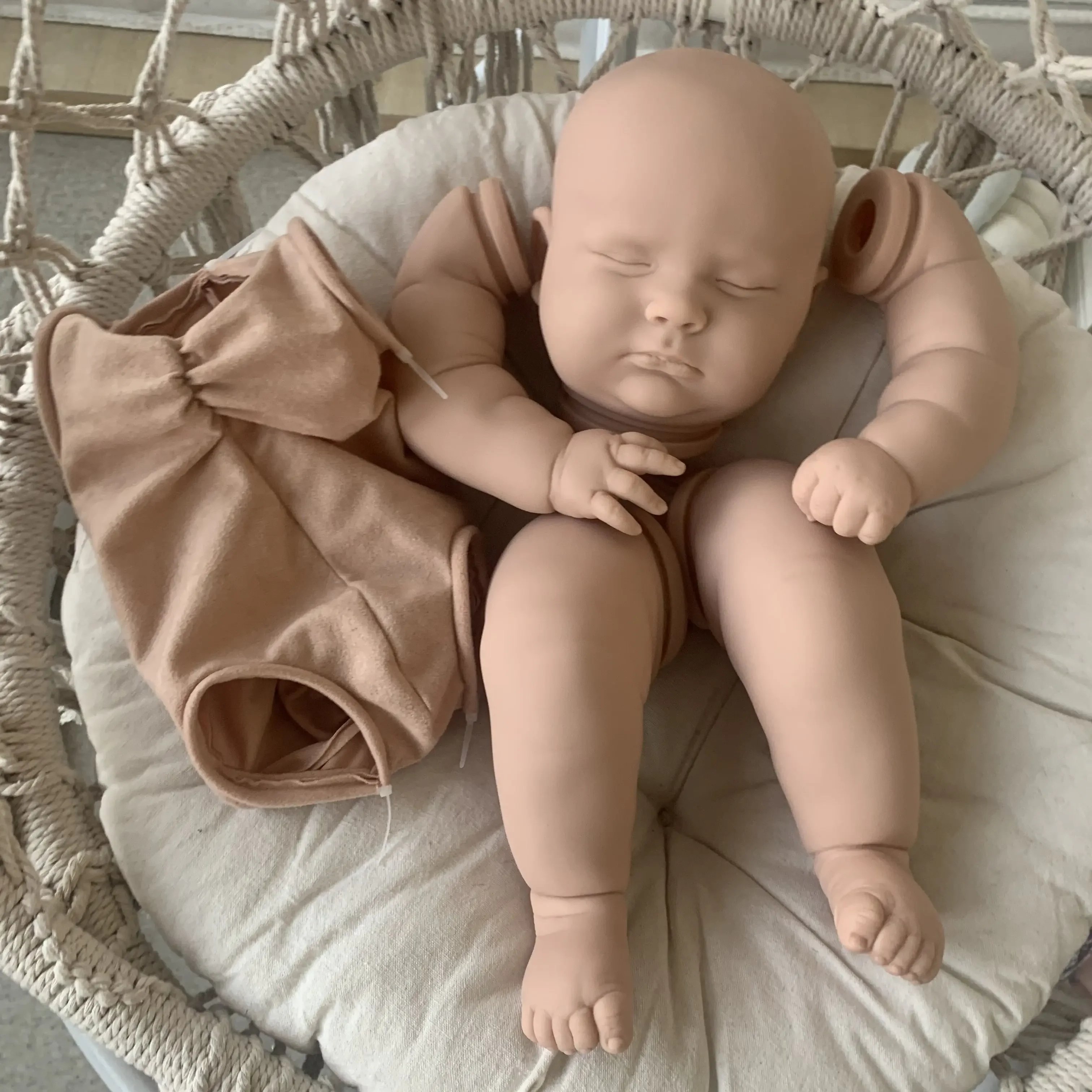 SINO-BB 23 Zoll Reborn Baby Doll Kit Lebensechte 3 Monate Kleinkind Schlafendes Baby Vinyl Unbemalte Puppenteile DIY Blanko Puppenset