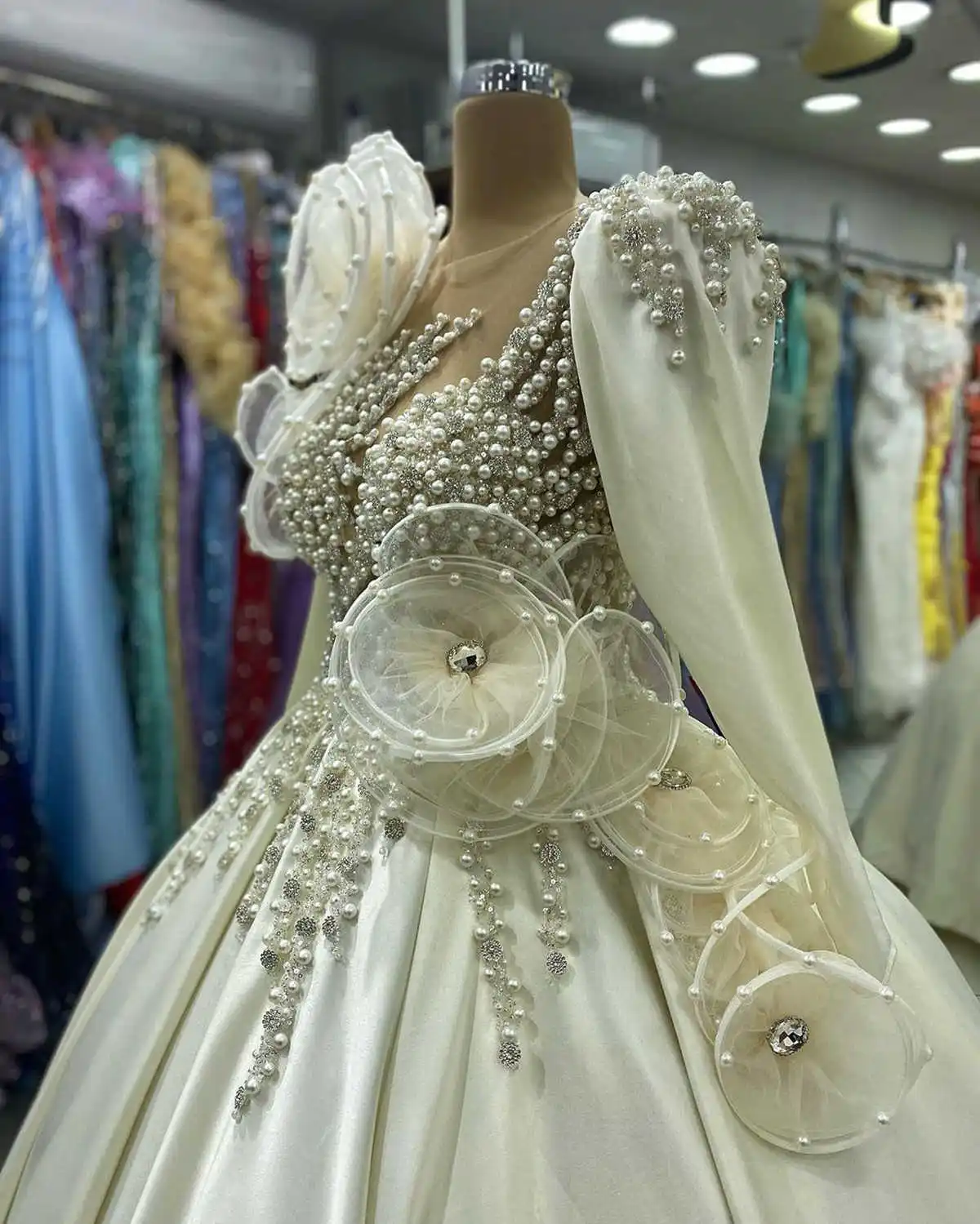 Designer Ball Gown Wedding Dresses Pearls Appliques Satin Tulle Sequins Decoration Sweep Train Bridal Customized Robe De Mariée