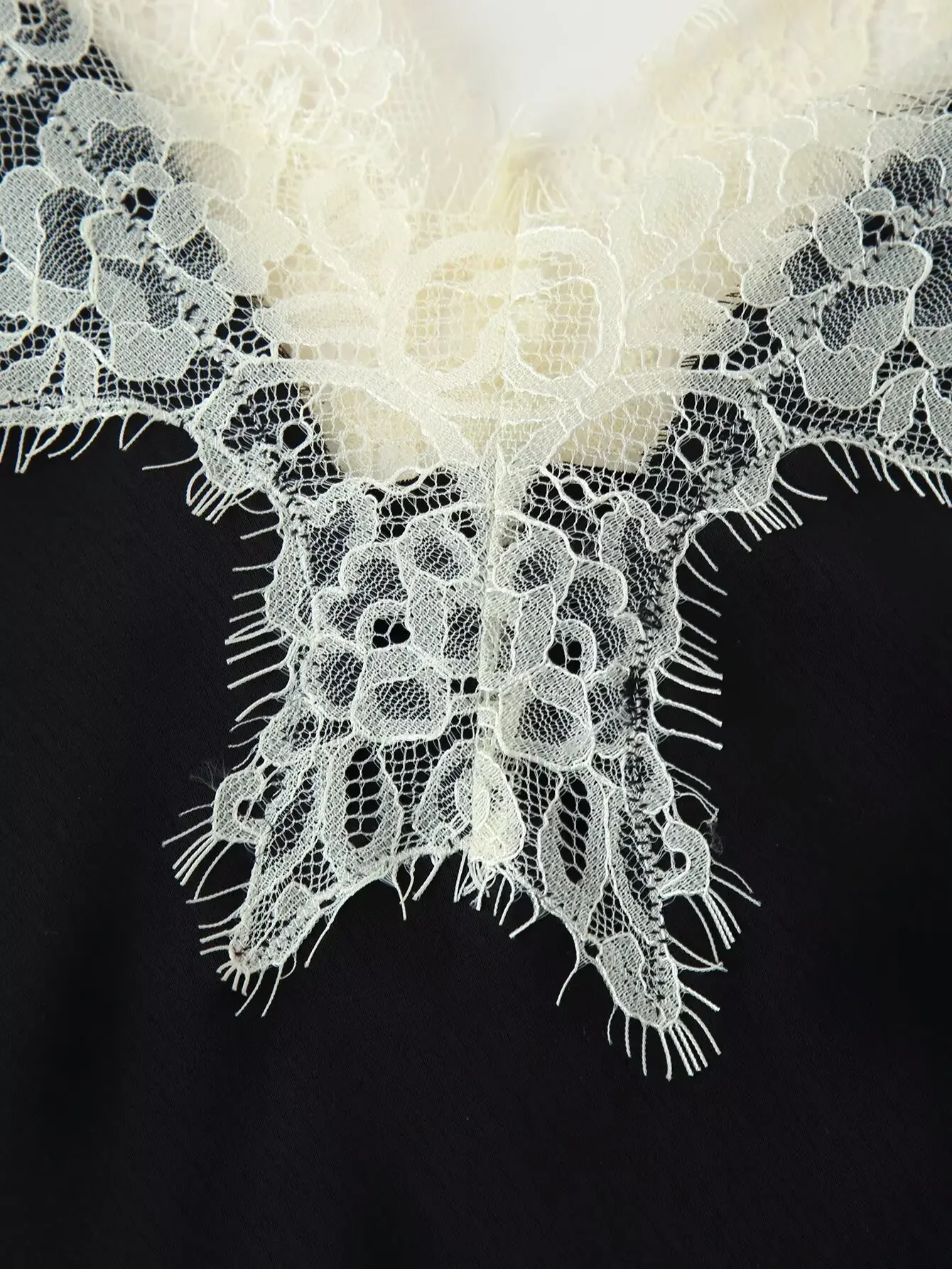 Chic Lace Patchwork Satin Sling Top Women Sexy Sleeveless Off Shoulder V-neck Contrast Vest 2026 Lady High Street Fashion Wear